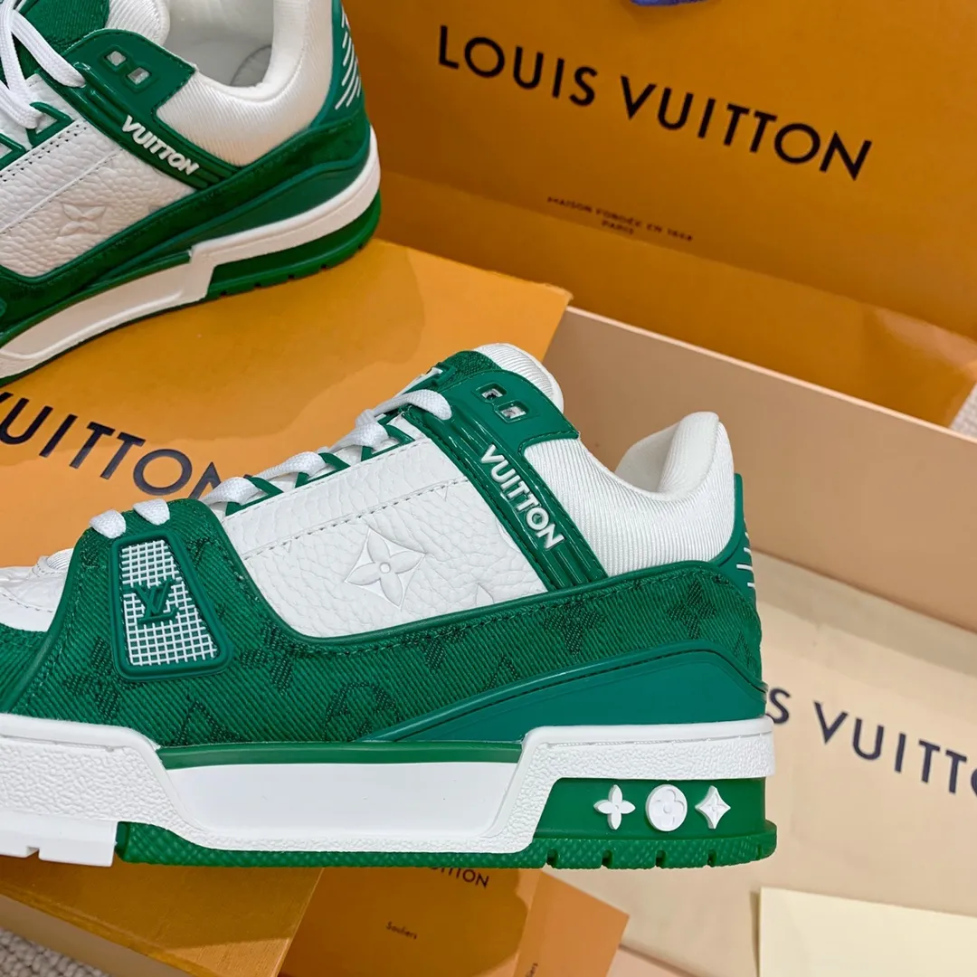 👟👟Ex-factory price 840👟👟 Purchasing level ✈️ LV Trainer latest series of couple's sneakers. Super handsome denim new style, very good-looking ~ a must-have item for fashionistas. The upper is the top embossed grained calfskin on the market. Original molded T👟👟Ex-factory price U outsole, texture is the same as the original. Please look for our quality. Please pay attention to distinguish the currency materials on the market. Men's size: 39-45 Women's size: 35-40 ⚠️Full set of packaging (exclusive z👟👟factory price level anti-theft buckle cannot be sold once disassembled)